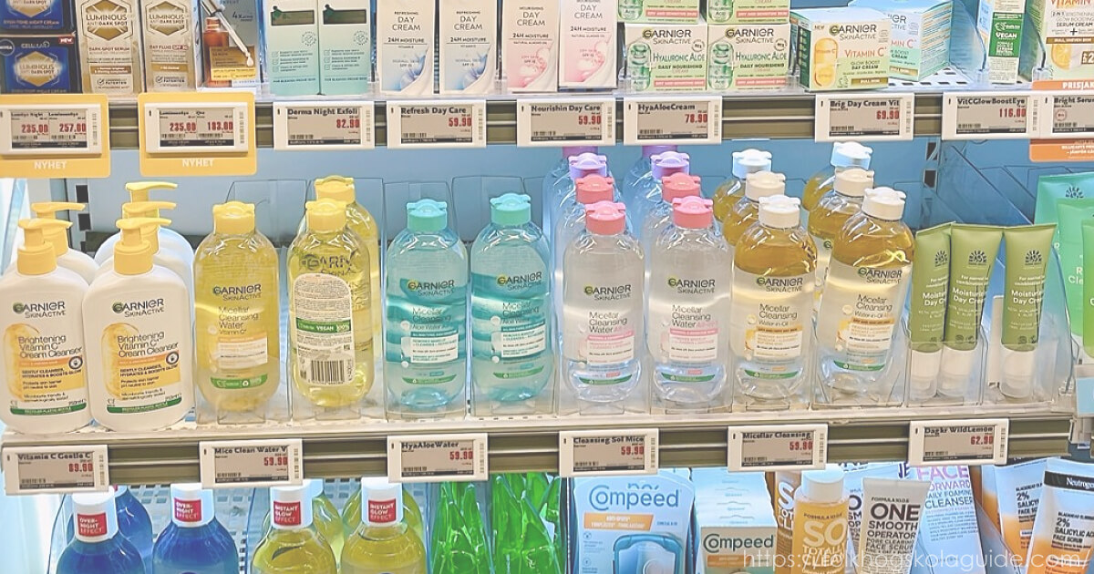 スウェーデンのスーパーにあるスキンケア用品売り場に保湿クリームやクレンジング用品が陳列されている。