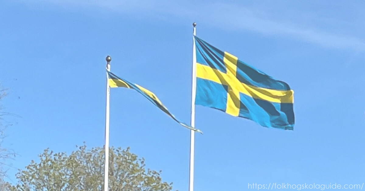 青空の下、風にたなびくスウェーデン国旗。