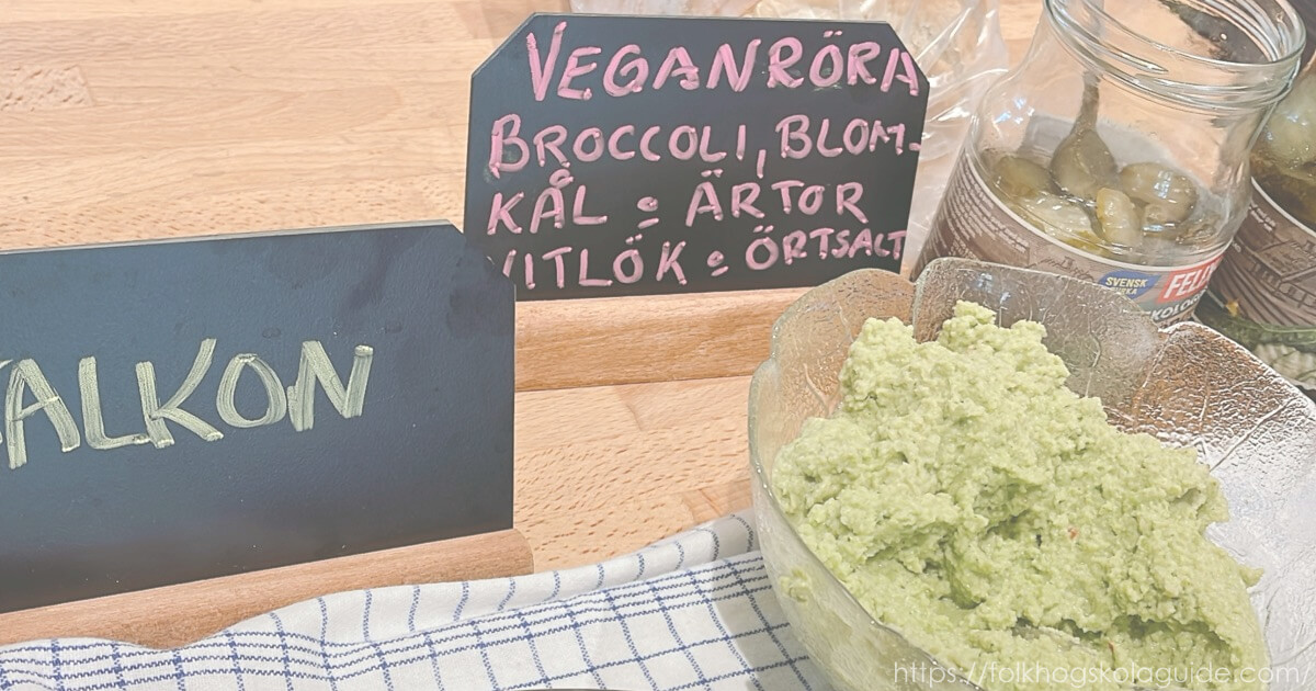 朝の食堂に並ぶヴィーガン・ディップソースや七面鳥のハム。