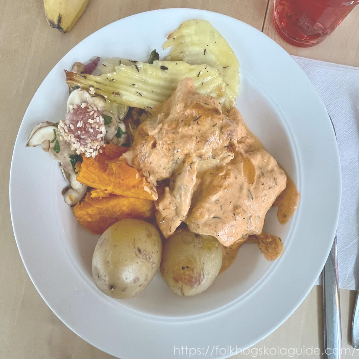 皿に盛りつけられたPalsternackaのグリル、サーモンのオーブン焼き