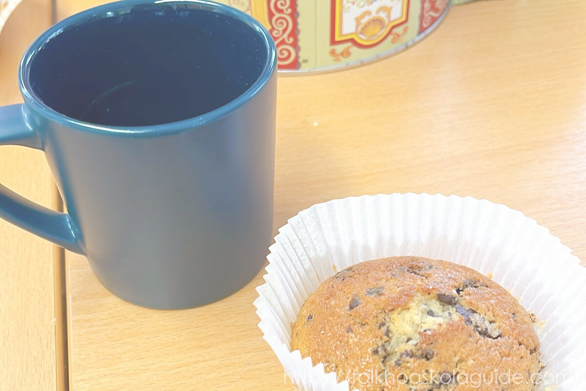 紅茶の入ったマグとクラスメイトお手製のマフィン