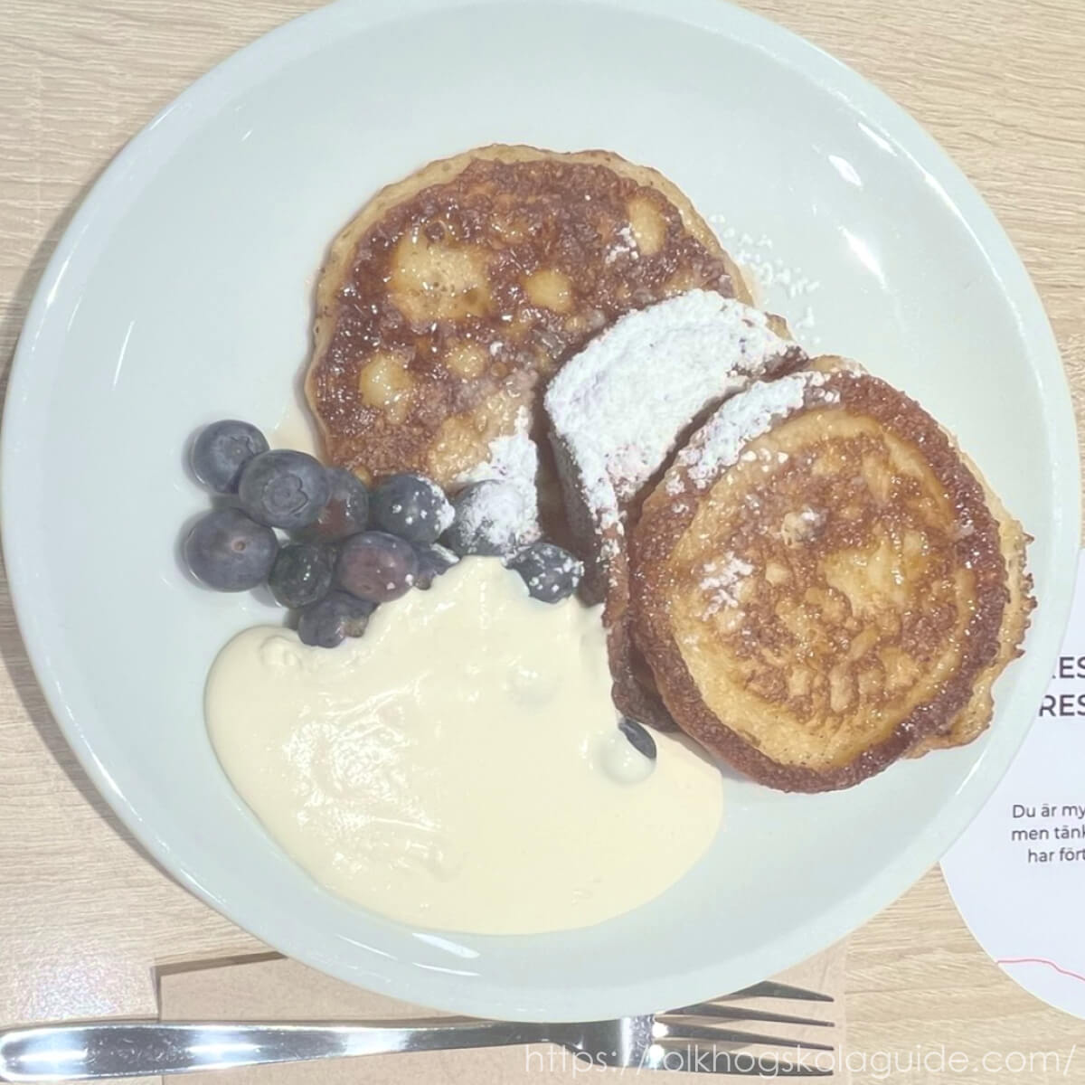 レストランで注文した朝食のパンケーキ